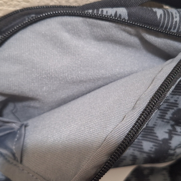 NWTNike Black and Gray Big Kids Backpack - Picture 7 of 8